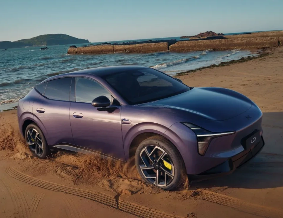 Kétmotoros AWD hó-, csúszásmentesítő és kimentő üzemmóddal Kétmotoros AWD hó-, csúszásmentesítő és kimentő üzemmóddal
