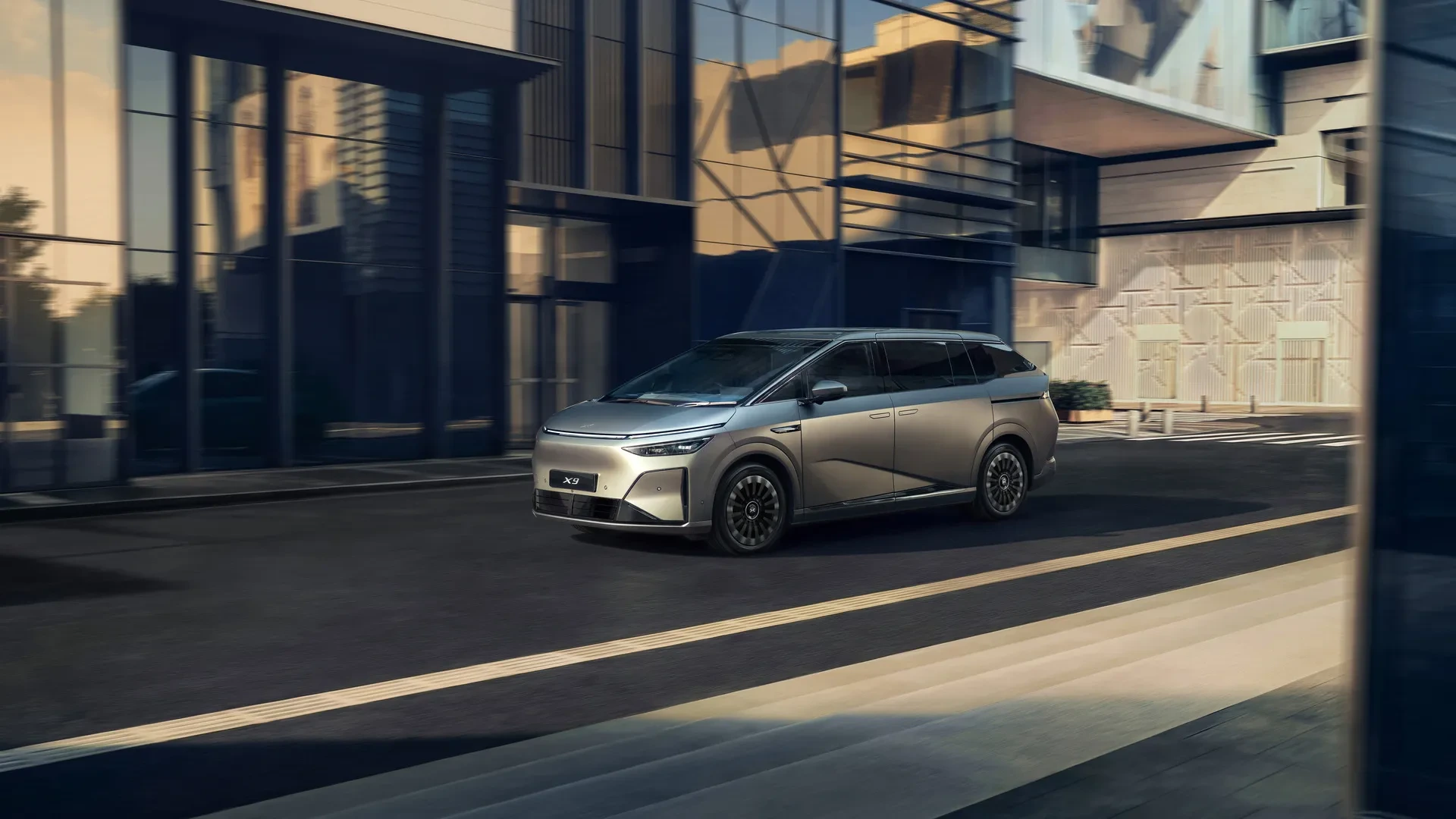 Űrhajó ihlette külső dizájn Űrhajó ihlette külső dizájn
